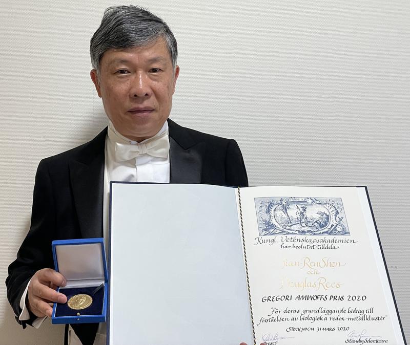 Professor Shen of RIIS attended the Gregori Aminoff Prize Ceremony